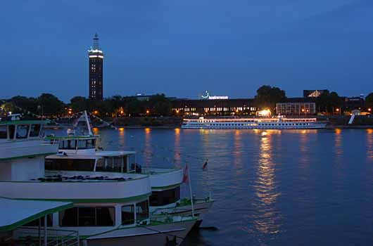November: Deutzer Rheinufer mit Hotelschiff vor der koelnmesse 