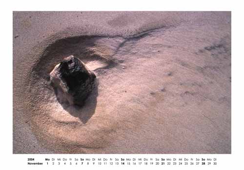 November: Ein Fels in der Brandung auf der Insel Lewis in Schottland